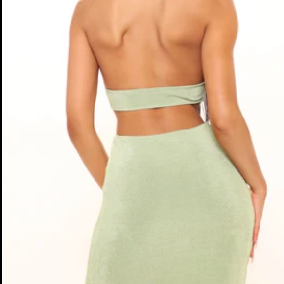 Halter Maxi dress with Cutout - Picture 3 of 4